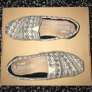 toms tribal print slip on shoes